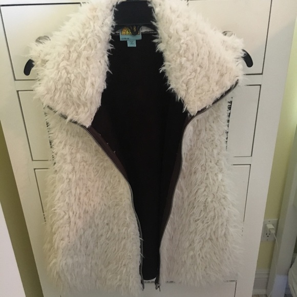 Faux fur vest - Picture 1 of 3